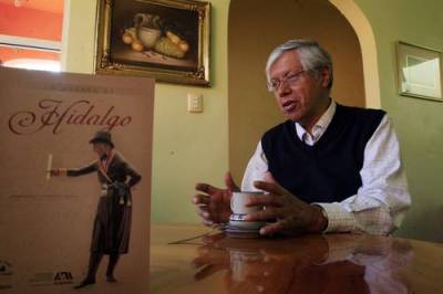 En la imagen, el autor y la portada del libro, donde se muestra una figura de Hidalgo elaborada en madera por Clemente Terrazas, en 1821, la cual pertenece al acervo del Museo Nacional de Historia del Castillo de Chapultepec / Foto: La Jornada