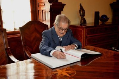 León-Portilla Ciudadano distinguido.jpg