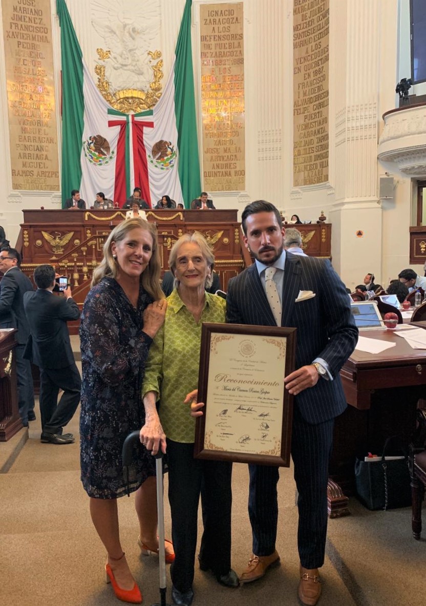 Carmen Rovira - Medalla Mérito Docente.jpg